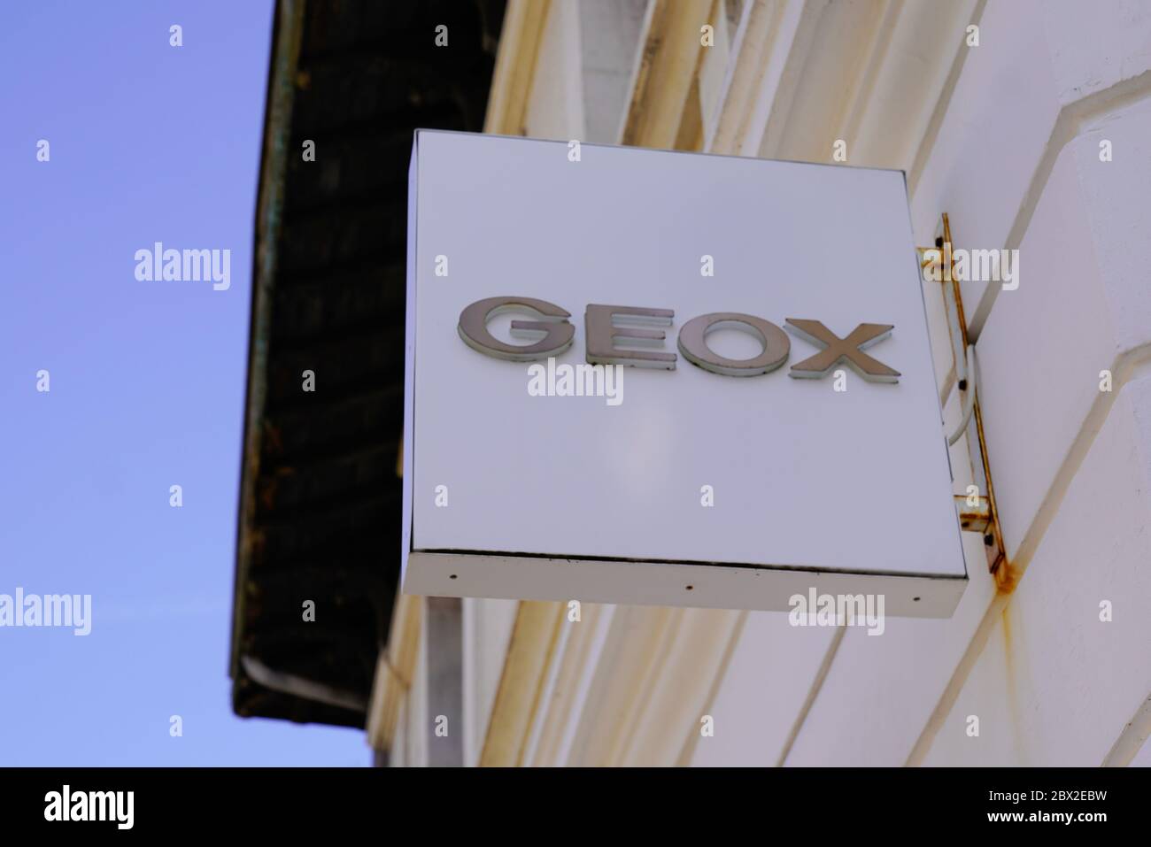 Bordeaux , Aquitaine / France - 06 01 2020 : signe Geox de magasin avec  logo boutique des chaussures italiennes Photo Stock - Alamy