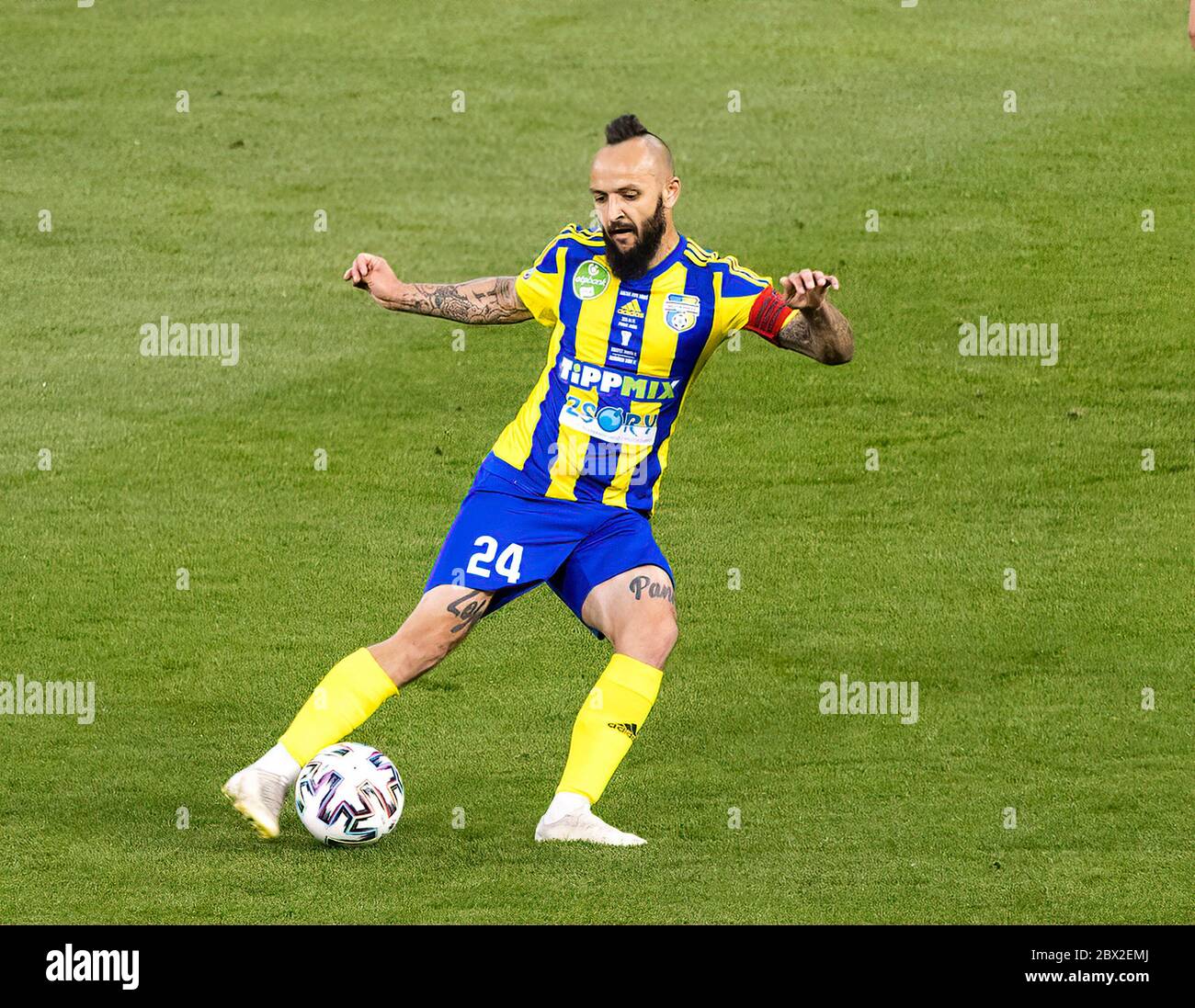 BUDAPEST, HONGRIE - JUIN 3 : Tamas Cseri du FC Mezokovesd Zsuque contrôle le ballon lors du match de finale de la coupe hongroise entre le FC Budapest Honved et le FC Mezokovesd Zsuque à l'aréna de Puskas, le 3 juin 2020 à Budapest, Hongrie. Banque D'Images