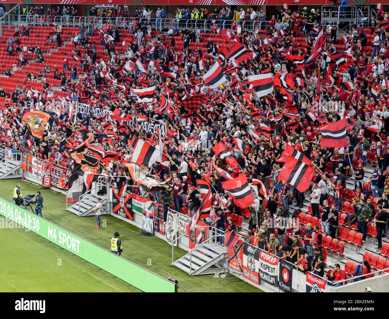 BUDAPEST, HONGRIE - JUIN 3 : les ultras de Budapest Honved (aussi connu sous le nom d'armée de Puskas) flottent les drapeaux lors du match final de la coupe hongroise entre Budapest Honved et le FC à ordre Mezokovesd à la Puskas Arena le 3 juin 2020 à Budapest, Hongrie. Banque D'Images