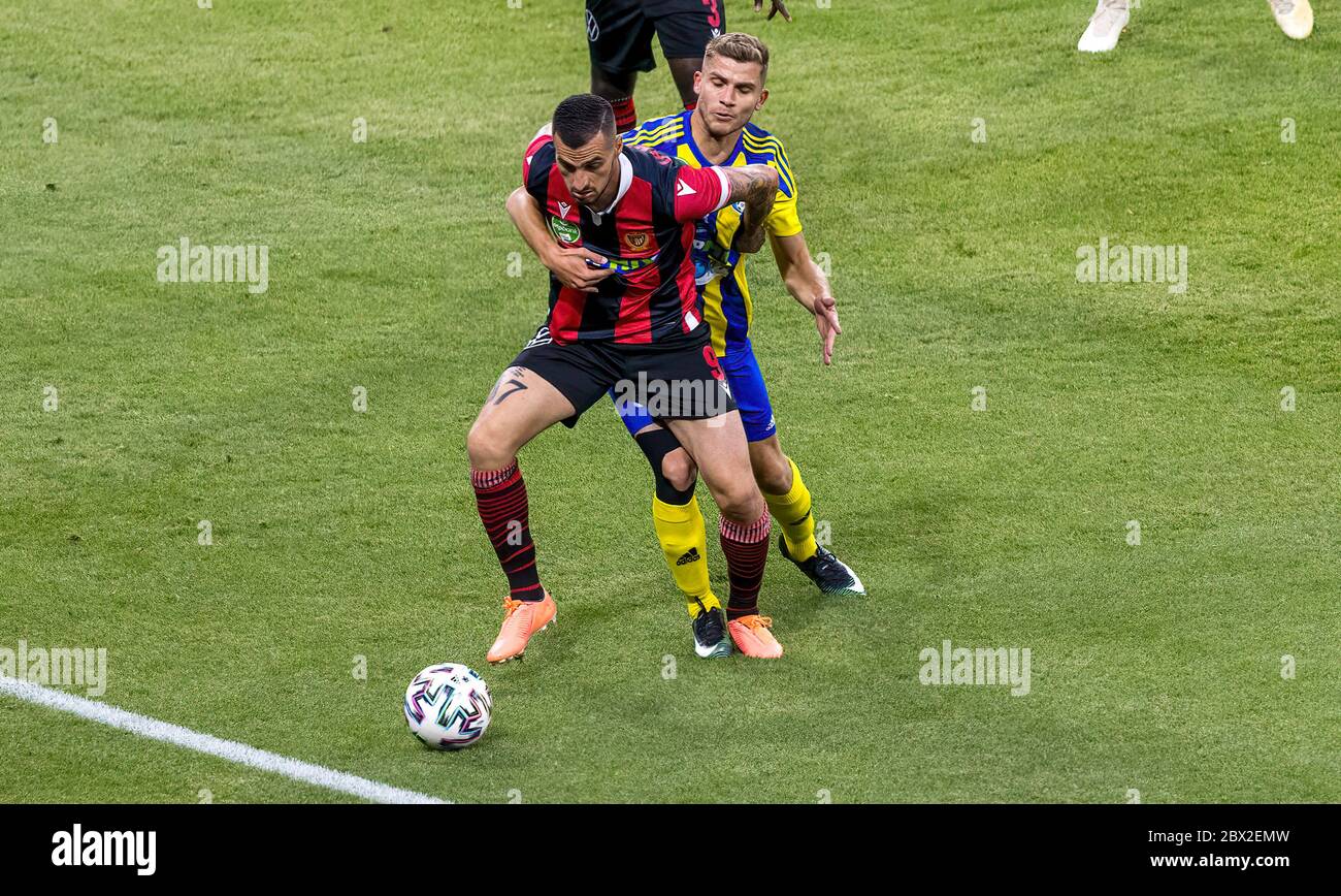 BUDAPEST, HONGRIE - JUIN 3: (r-l) Gabor Eperjesi de Mezokovesd Zone FC défis Davide Lanzafame de Budapest honoré lors du match final de la coupe hongroise entre Budapest Honved et Mezokovesd Zone FC à Puskas Arena le 3 juin 2020 à Budapest, Hongrie. Banque D'Images