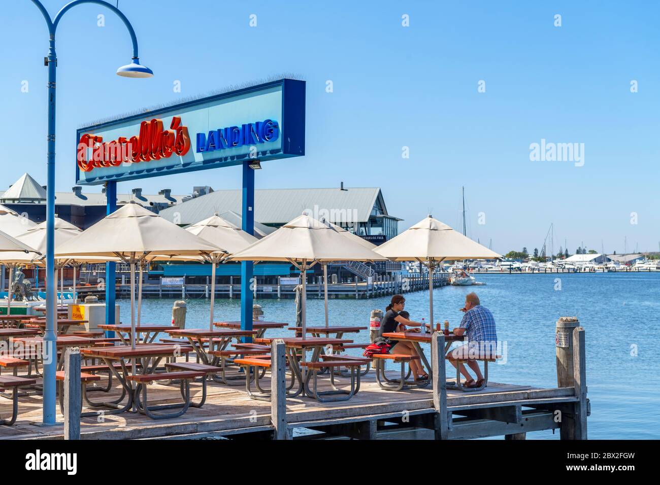 Couple assis dans un café/restaurant en bord de mer (Cicerello's), jetée de Fremantle, port de pêche, Fremantle, Australie occidentale, Australie Banque D'Images