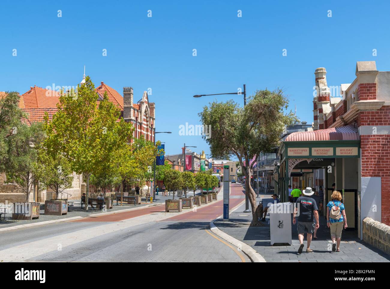South Terrace (Cappuccino Strip) dans le vieux quartier historique avec les marchés de Fremantle à droite, Fremantle, Australie occidentale, Australie Banque D'Images