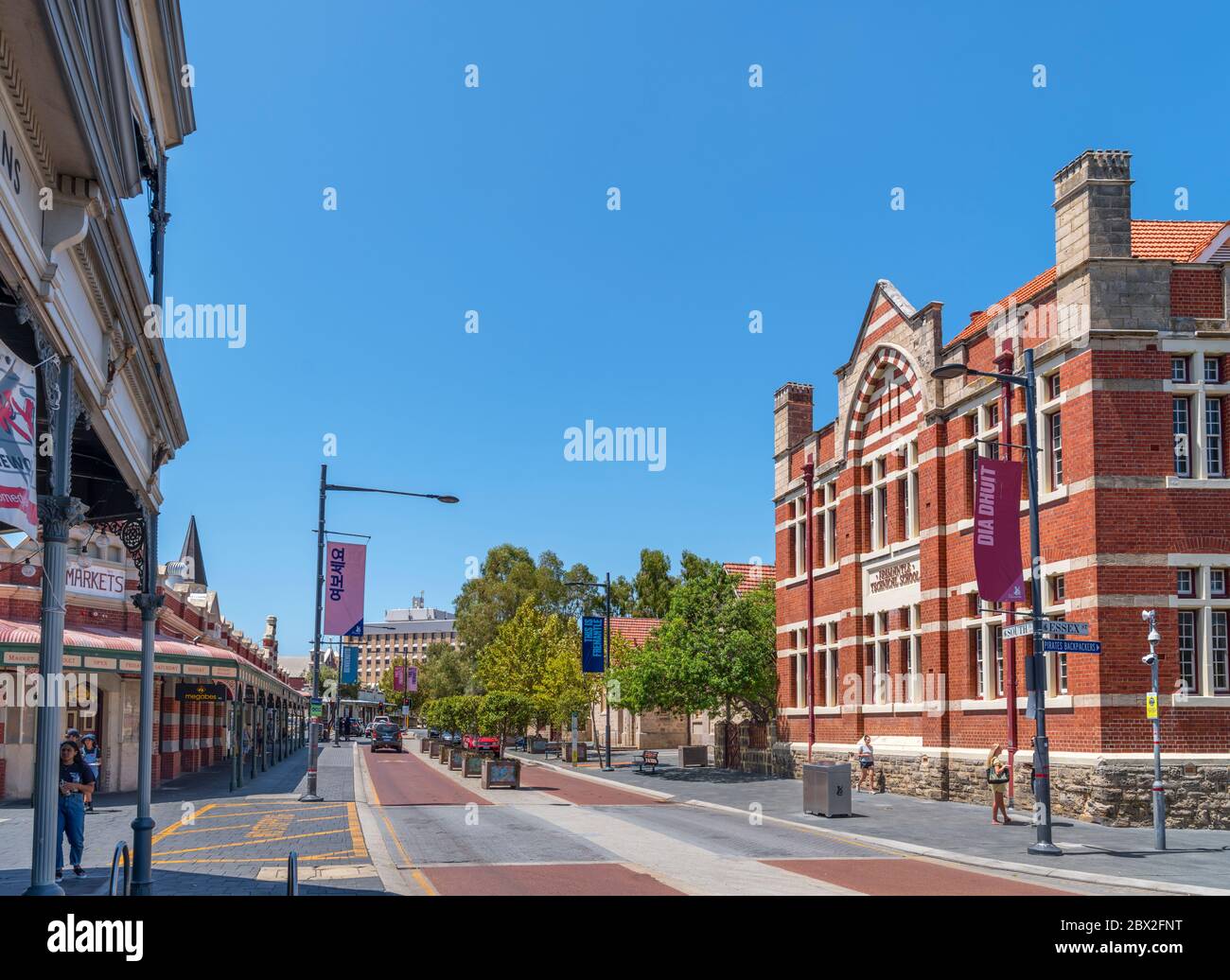 South Terrace dans le vieux quartier historique avec les marchés de Fremantle à gauche, Fremantle, Australie occidentale, Australie Banque D'Images