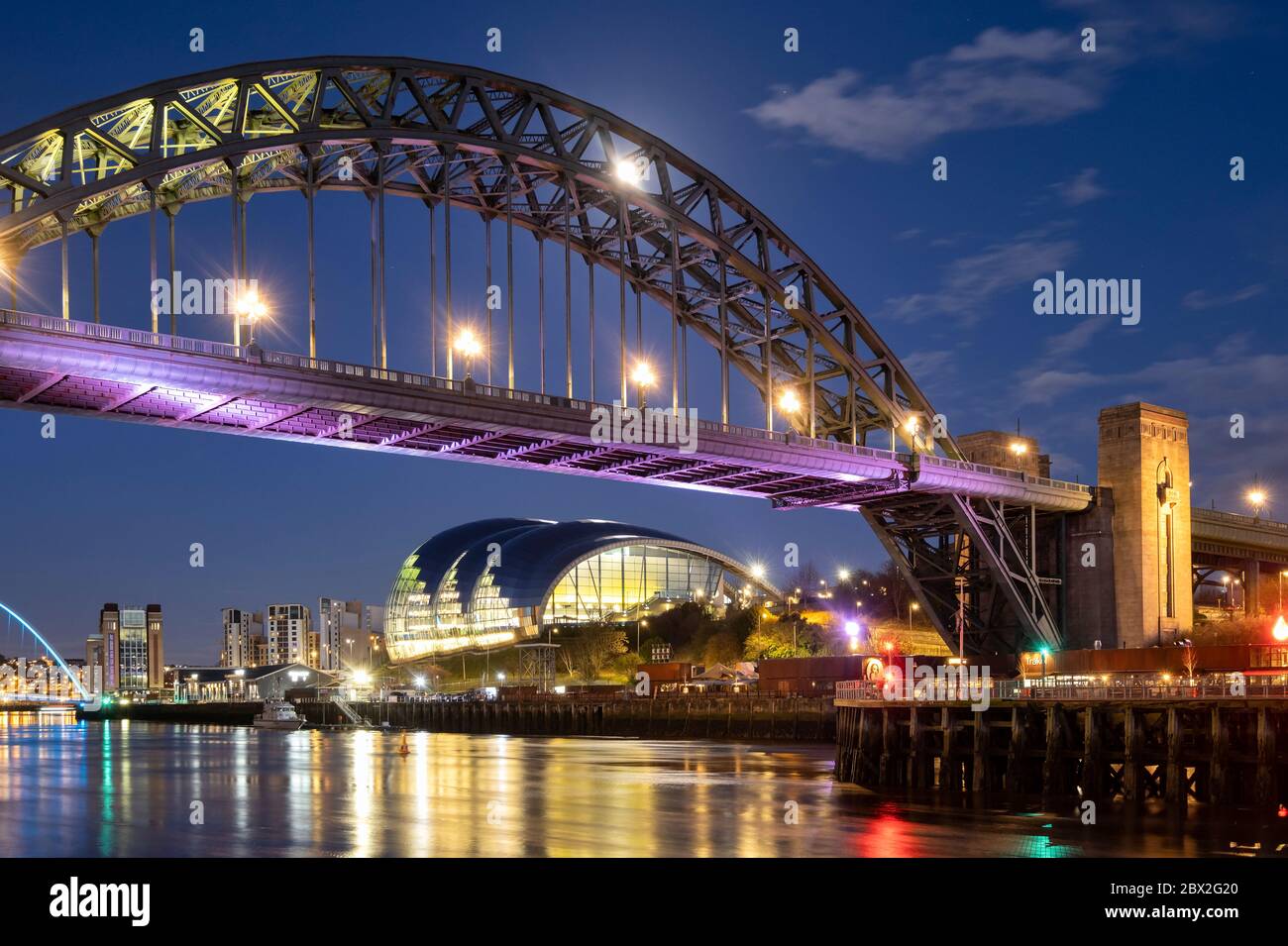 The Tyne Bridge, River Tyne & Sage Center at Night, Newcastle upon Tyne, Tyne & Wear, Angleterre, Royaume-Uni Banque D'Images