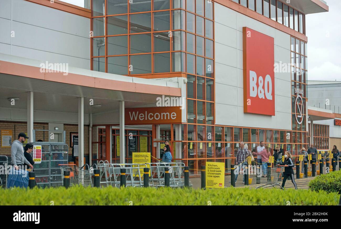 La file d'attente devant le magasin de bricolage B&Q dans le district de Morfa à Swansea, en raison des restrictions imposées par le coronavirus au pays de Galles, continue d'être détendue. Banque D'Images