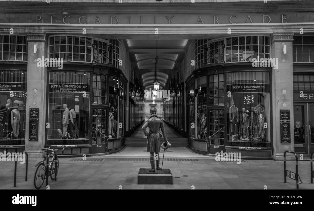 La statue de George Bryan 'beau' Brummell, arbitre de la mode en Angleterre à l'entrée de Piccadilly Arcade à Mayfair pendant le confinement. Banque D'Images