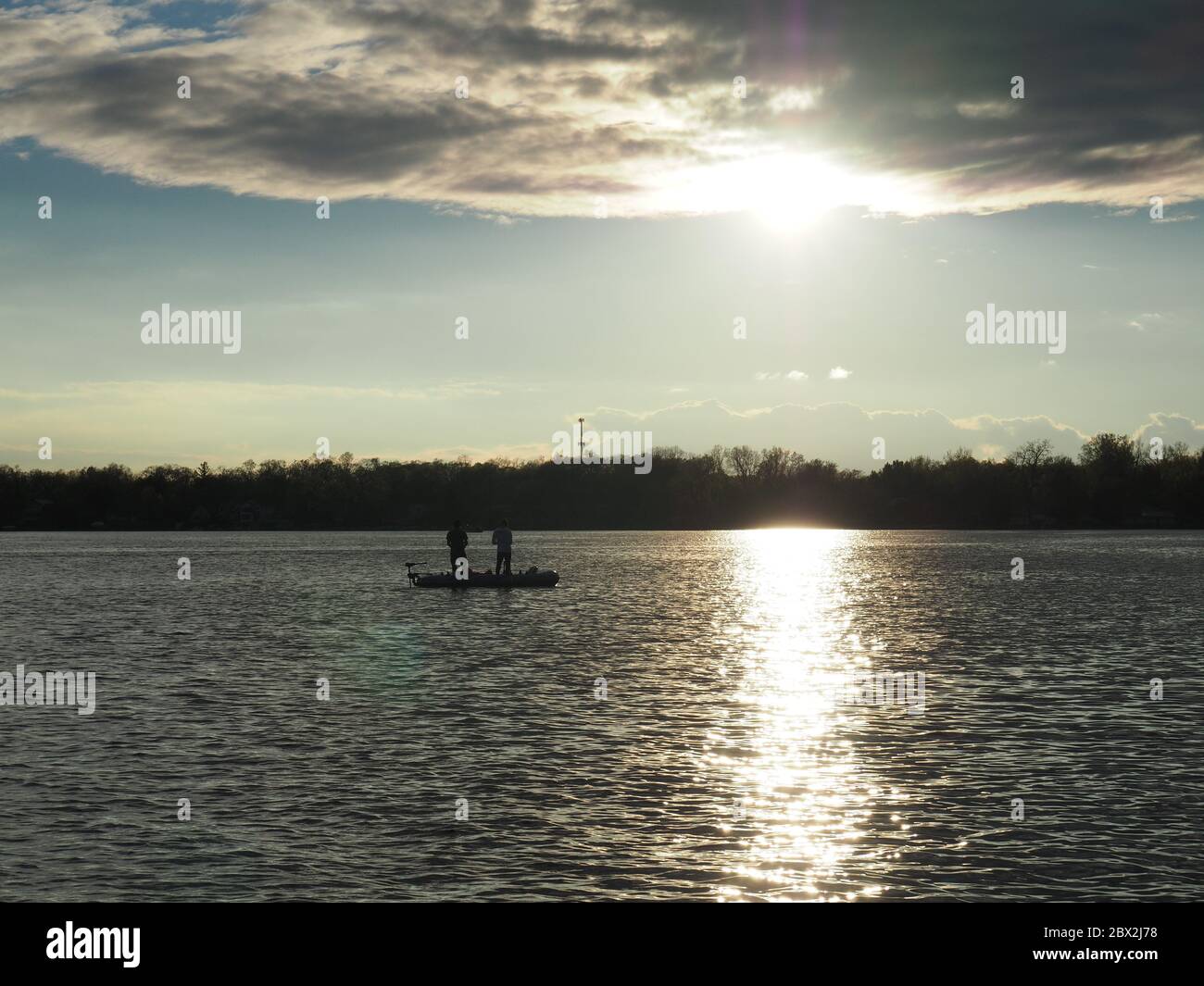 Loisirs en plein air sur le lac canoë-kayak et pêche Banque D'Images