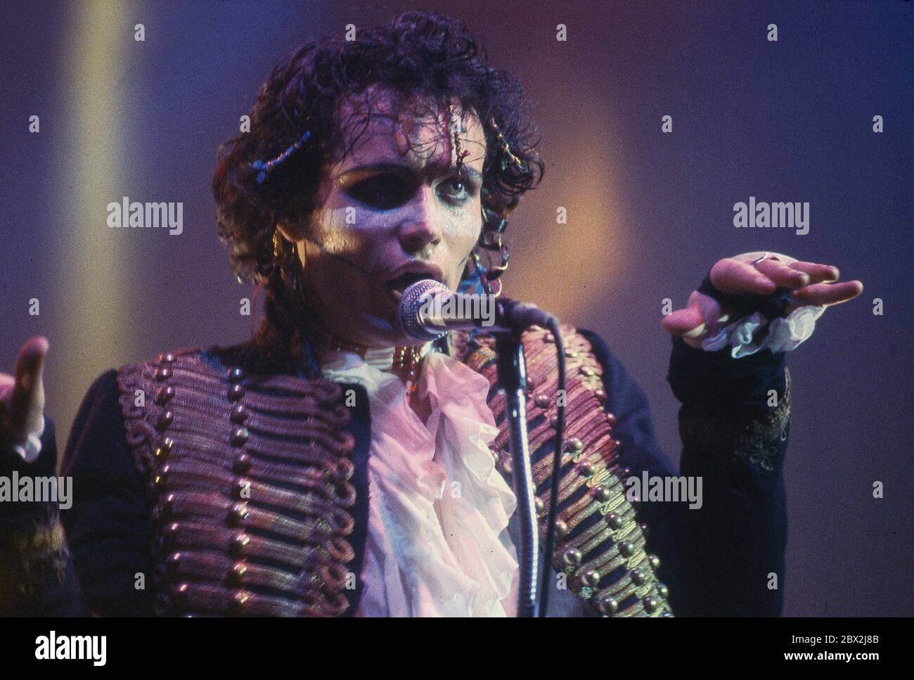 Adam Et Les Ants En Train De Jouer A Birmingham Vers 1984 Adam Ant Photo Stock Alamy Adam Et Les Ants En Train De Jouer A Birmingham Vers 1984 Adam Ant Photo Stock Alamy