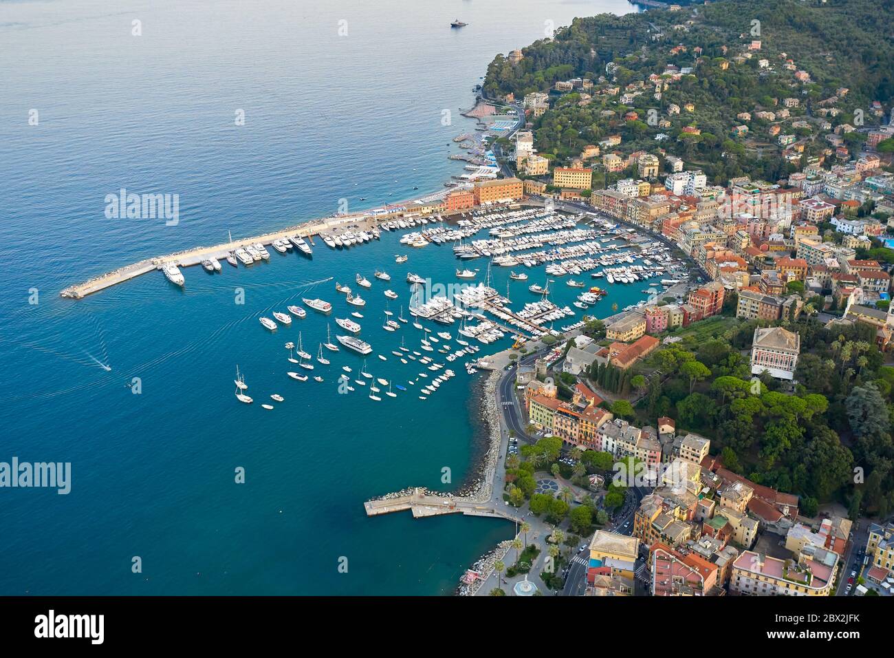 Vue panoramique sur un port de la mer Ligurienne, Santa Margherita Ligure, Italie. Maisons colorées sur un bord de mer Banque D'Images