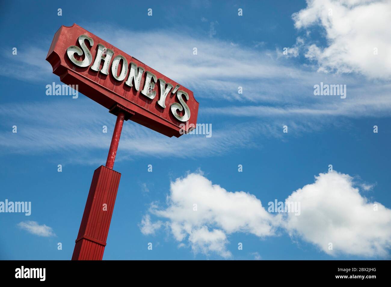 Un logo à l'extérieur d'un restaurant Shoney's situé à Sutton, Virginie-Occidentale, le 29 mai 2020. Banque D'Images