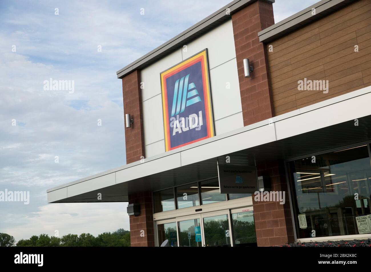 Un logo à l'extérieur d'un magasin d'alimentation de détail Aldi à Hagerstown, Maryland, le 29 mai 2020. Banque D'Images