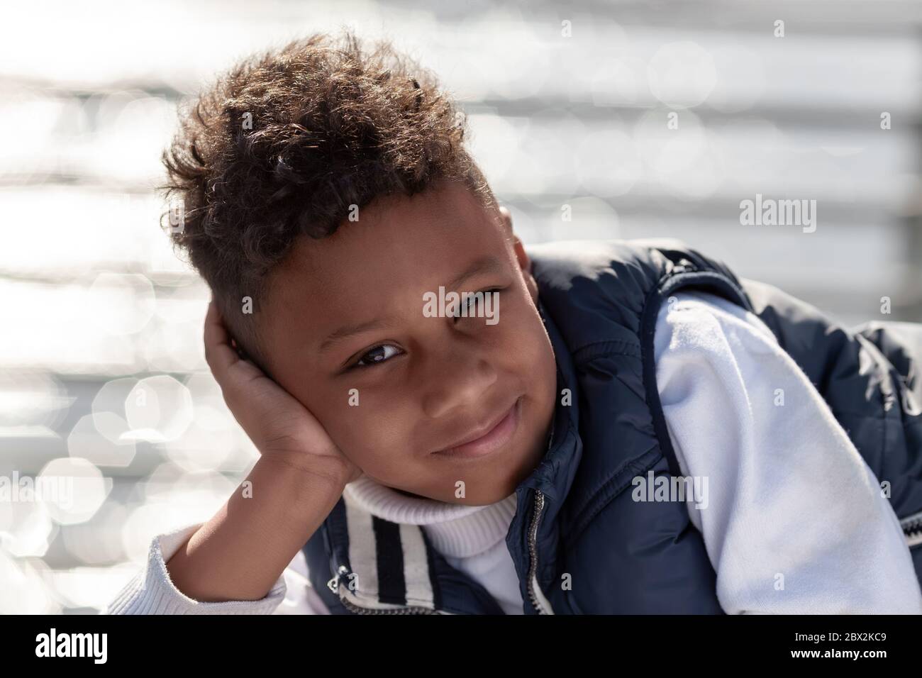 Portrait d'un petit garçon afro-américain souriant Banque D'Images