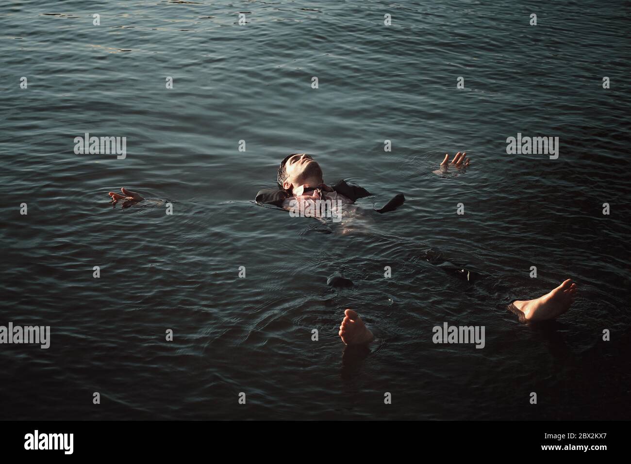 Homme d'affaires fatigué se reposant dans la mer. Liberté et concept de vacances Banque D'Images