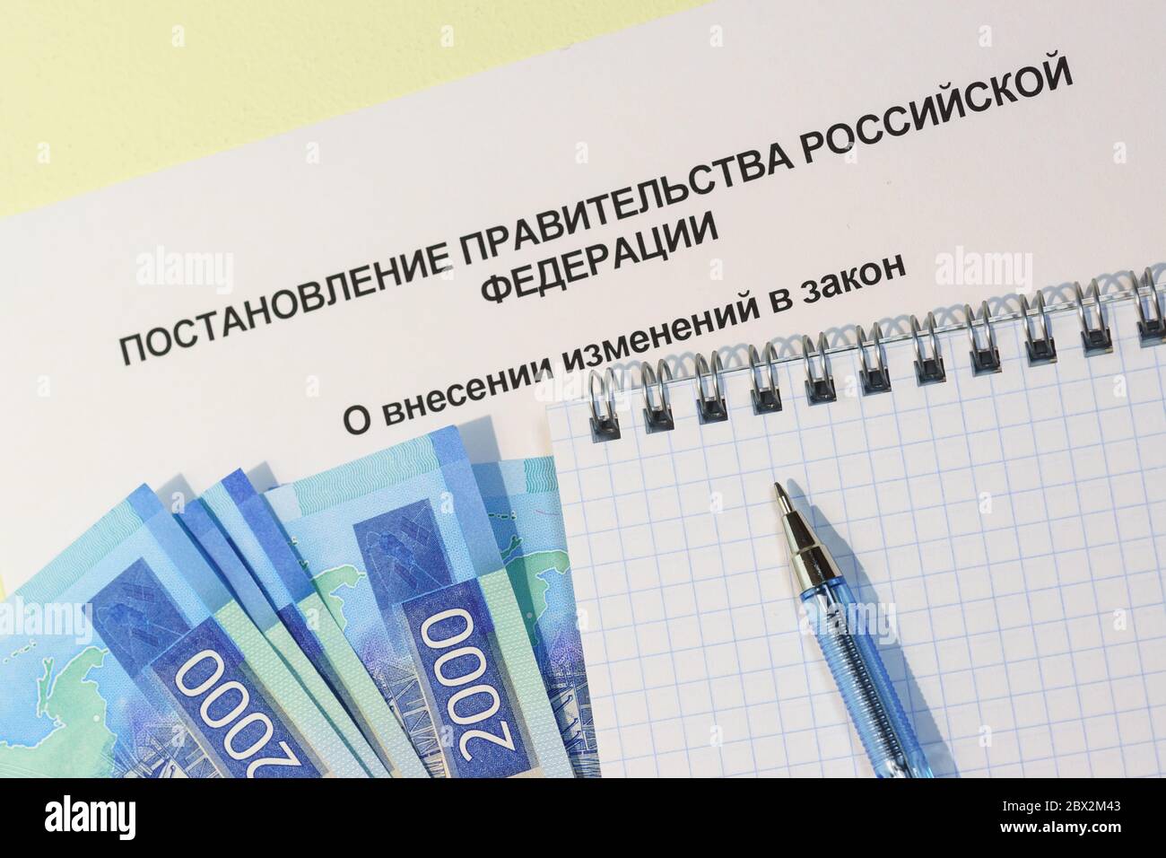 Travaux sur l'étude des changements dans la législation russe. Texte russe "solution du Gouvernement de la Fédération de Russie", roubles, Bloc-notes et PEN Banque D'Images