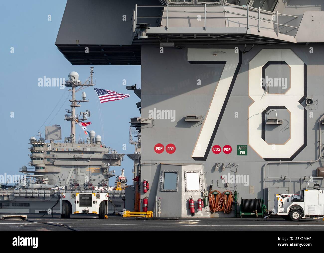 Océan Atlantique, États-Unis. 04e juin 2020. Le porte-avions USS Gerald R. Ford de la Marine américaine, à droite, et le porte-avions USS Harry S. Truman de la classe Nimitz, sont en cours ensemble le 4 juin 2020 dans l'océan Atlantique. C'est la première fois qu'un porte-avions de classe Ford et un porte-avions de classe Nimitz opéraient ensemble. Crédit : MC2 Ruben Reed/États-Unis Navy/Alay Live News Banque D'Images