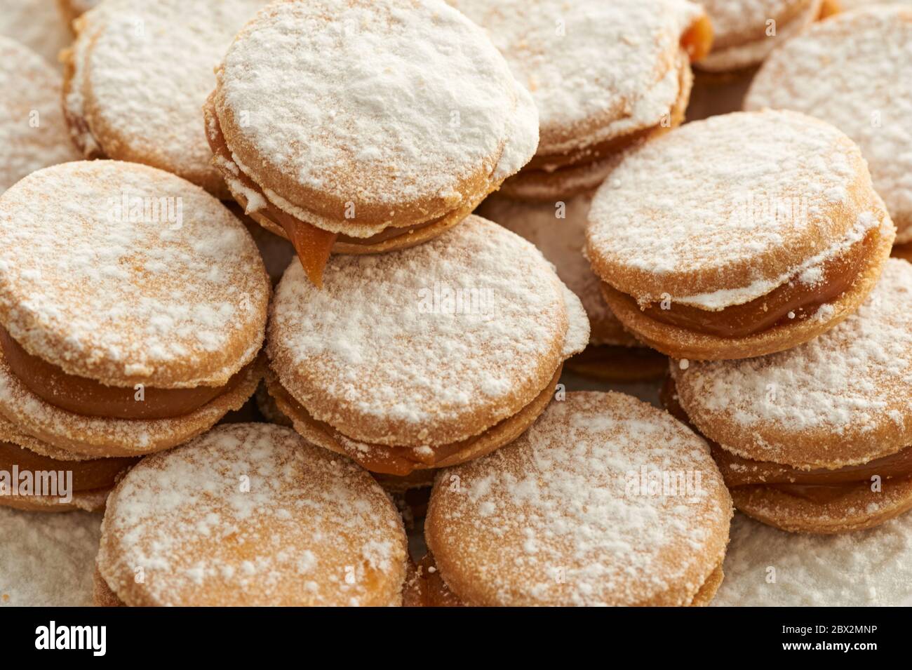 Alfajores: Biscuits péruviens traditionnels remplis de caramel et de poussière de sucre blanc sur le dessus. Banque D'Images