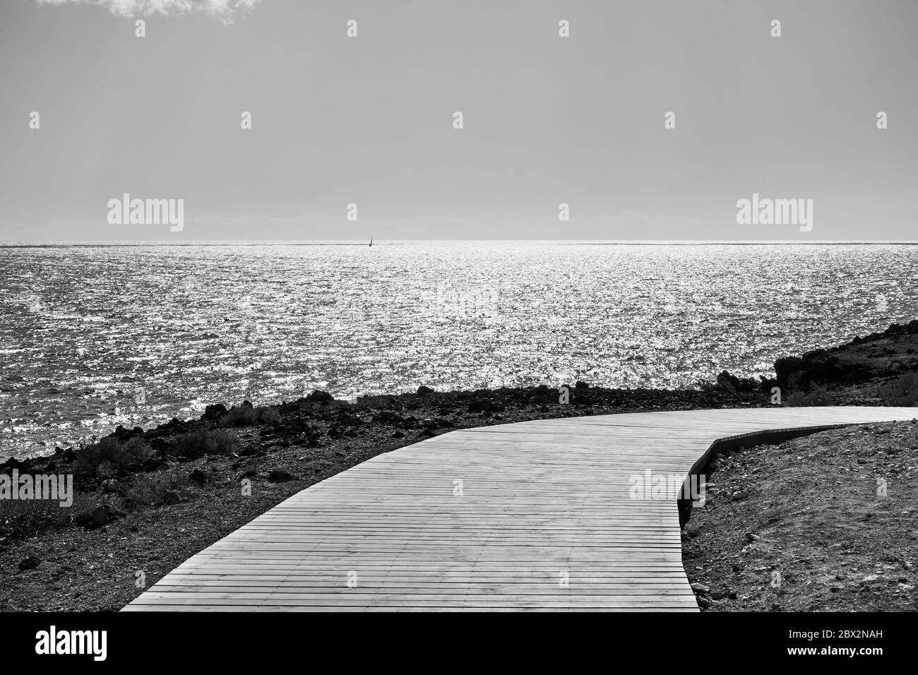 Sentier en bois cintrage au bord de la mer - paysage noir et blanc Banque D'Images Sentier en bois cintrage au bord de la mer - paysage noir et blanc Banque D'Images