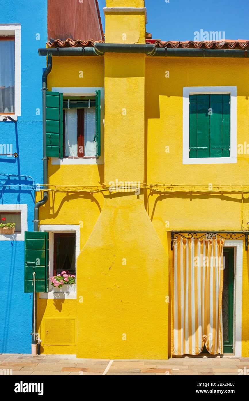 Maisons aux couleurs vives contrastées à Burano à Venise, Italie - architecture italienne Banque D'Images