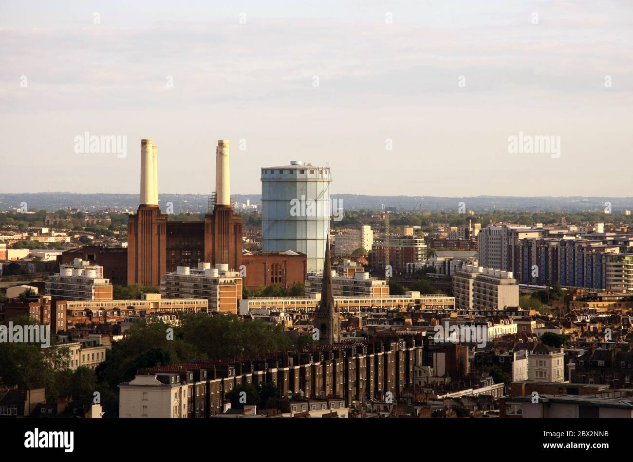 Vue sur la station électrique de Battersea et la tour à gaz avant le réaménagement avec le stock de logements de Londres en premier plan, lors d'une soirée d'été couvert nuageux Banque D'Images