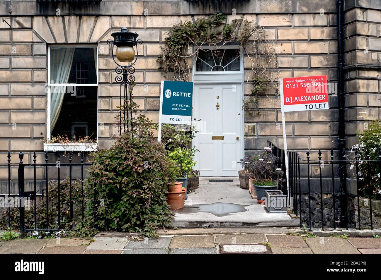 Laissez les panneaux "To Let" de l'agent sur une propriété résidentielle dans la nouvelle ville géorgienne d'Edimbourg. Banque D'Images