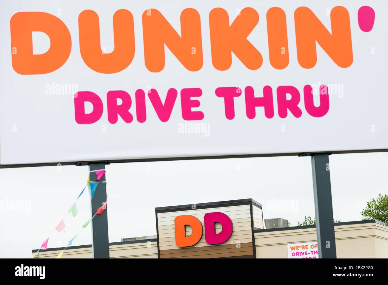 Un logo à l'extérieur d'un restaurant Dunkin' Donuts situé à Douvres, Delaware, le 25 mai 2020. Banque D'Images