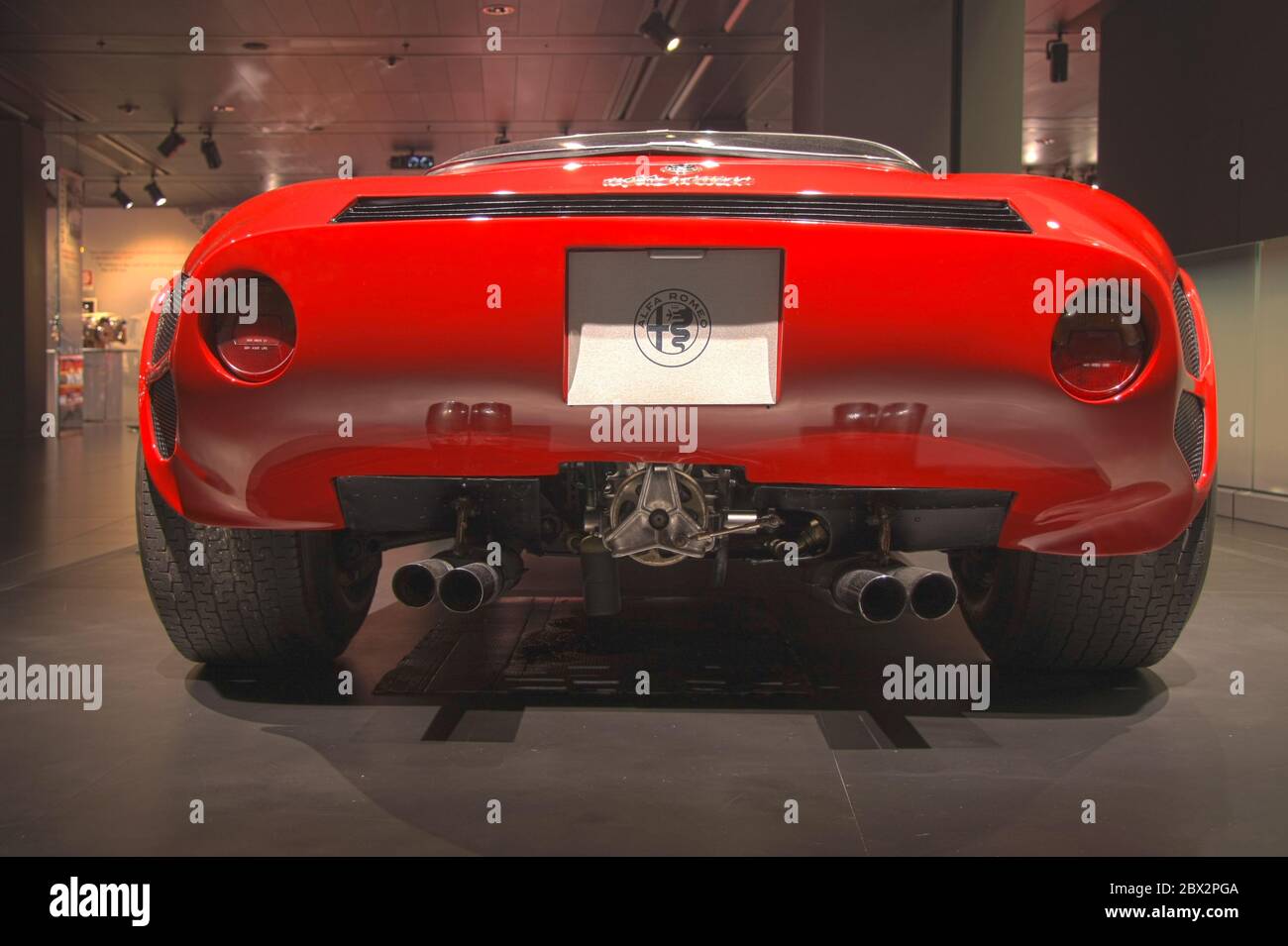 Milan/Italie - 19 mai 2017 : vue arrière de la voiture de course classique alfa Romeo Stradale avec échappement et moteur en démonstration Banque D'Images