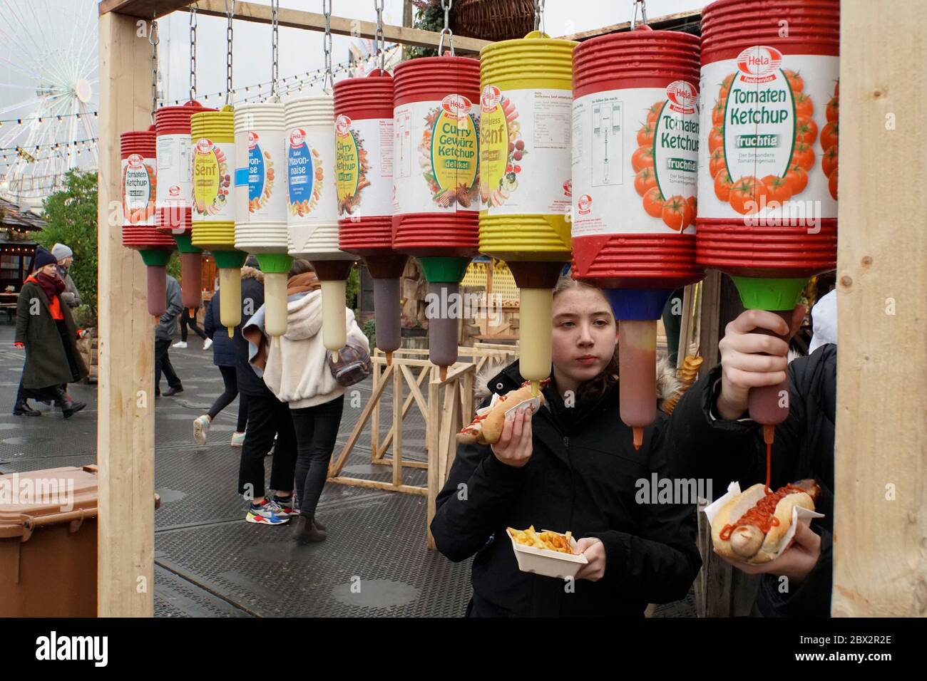 Royaume-Uni, ville de Londres, Hyde Park & Serpentine Lake, Winter Wonderland festive extravaganza, tente bavaroise, moutarde a gogo Banque D'Images