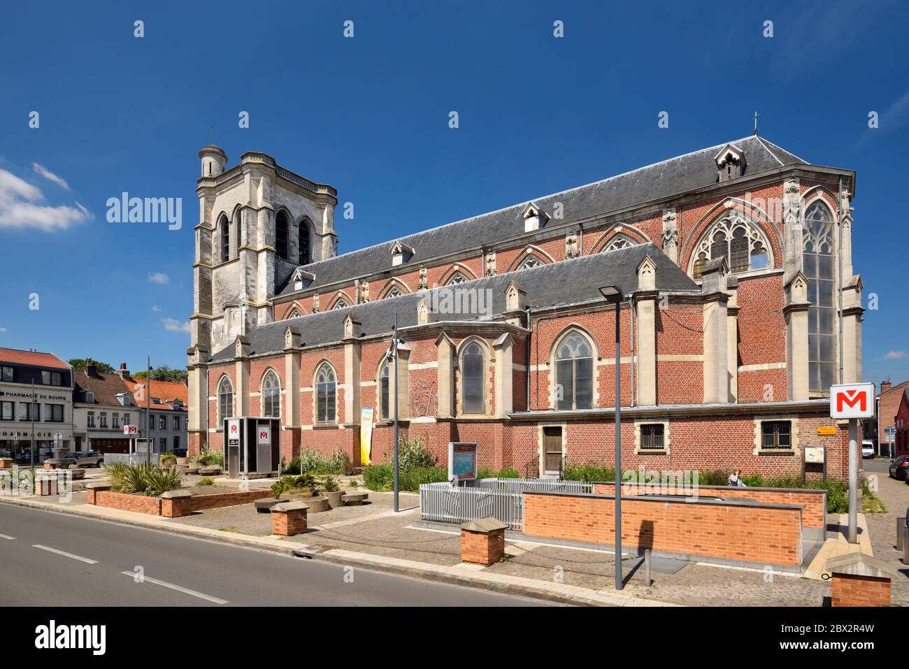 France, Nord, Lille, ville de Lomme (associée à Lille depuis février 2000), quartier de Bourg, église notre Dame de la Visitation et entrée de métro Banque D'Images