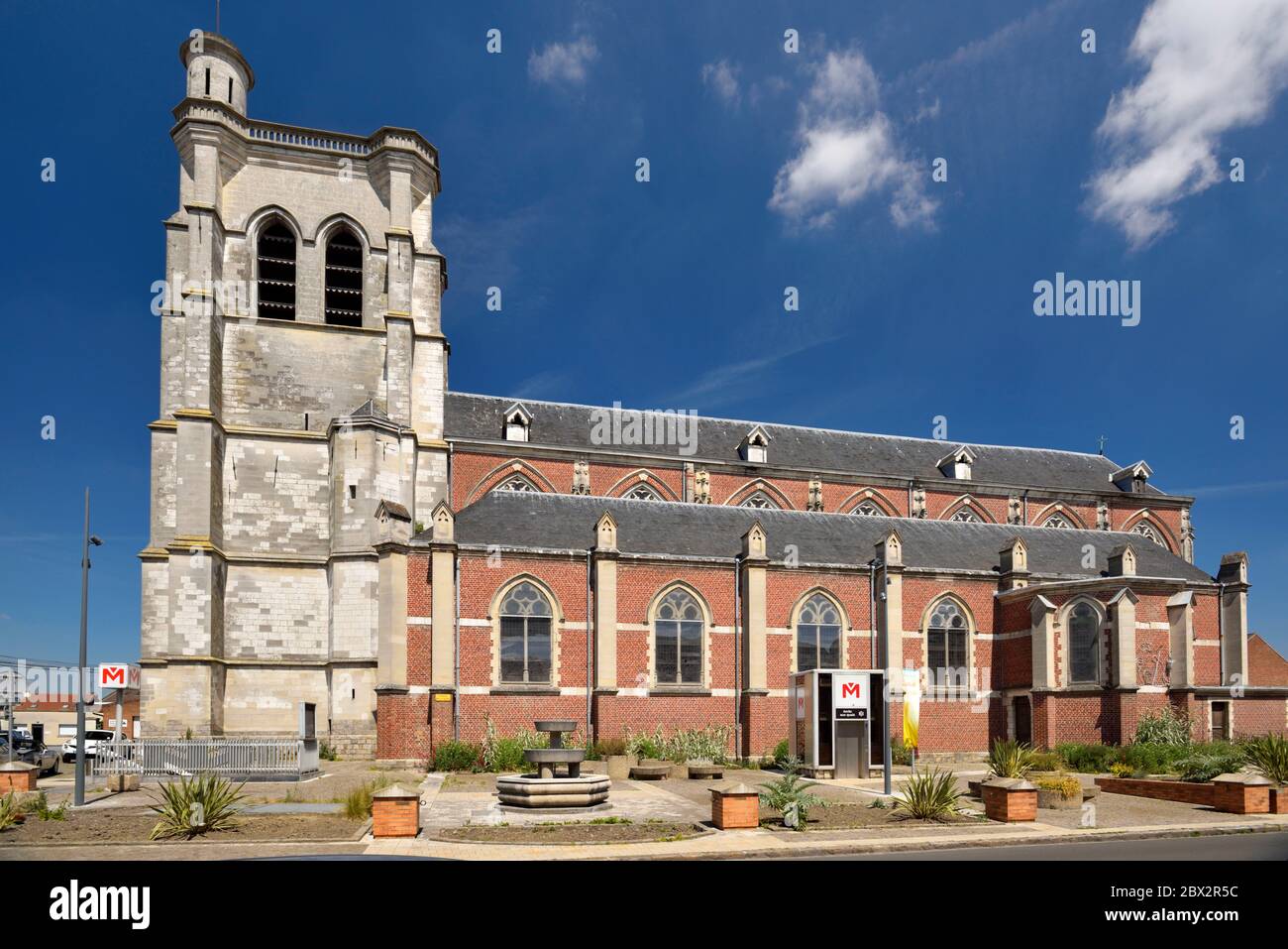 France, Nord, Lille, ville de Lomme (associée à Lille depuis février 2000), quartier de Bourg, église notre Dame de la Visitation et entrée de métro Banque D'Images