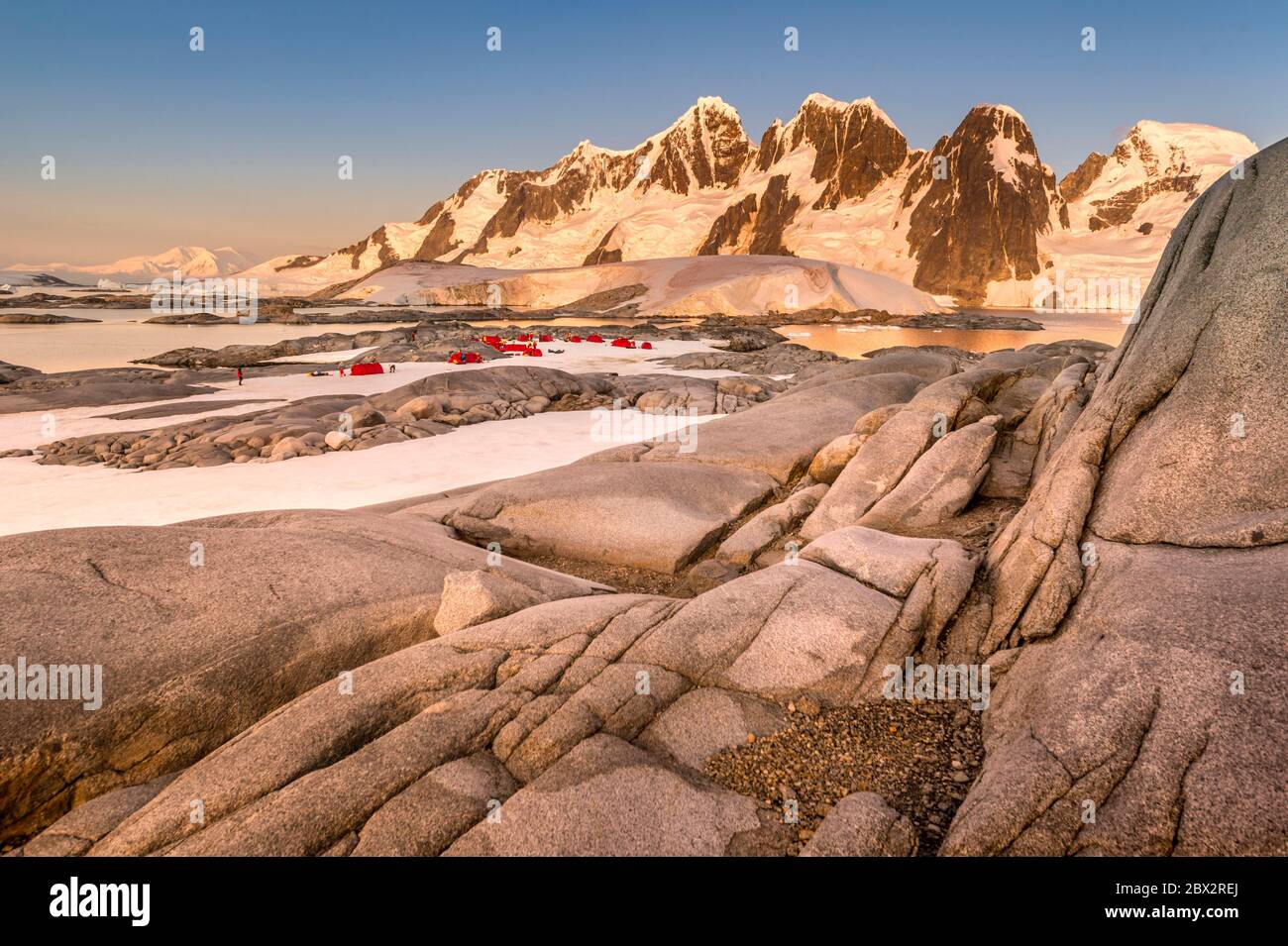 Antarctique, Océan Austral, Péninsule Antarctique, pays Graham, Archipel Wilhelm, Ile Hovgaard, installation d'un camp de base écotouristique sur les traces du grand explorateur polaire norvégien Roald Amundsen, à l'endroit même où il a fait son entrée avec son équipe d'exploration en 1911 à bord du Fram Banque D'Images