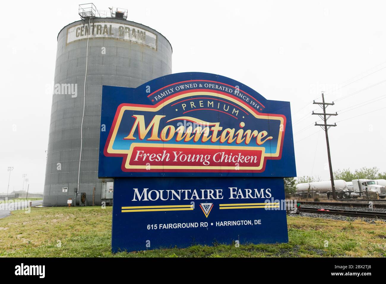 Un logo à l'extérieur d'une installation occupée par Mountaire Farms à Harrington, Delaware, le 25 mai 2020. Banque D'Images