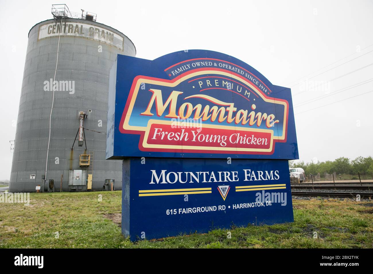 Un logo à l'extérieur d'une installation occupée par Mountaire Farms à Harrington, Delaware, le 25 mai 2020. Banque D'Images