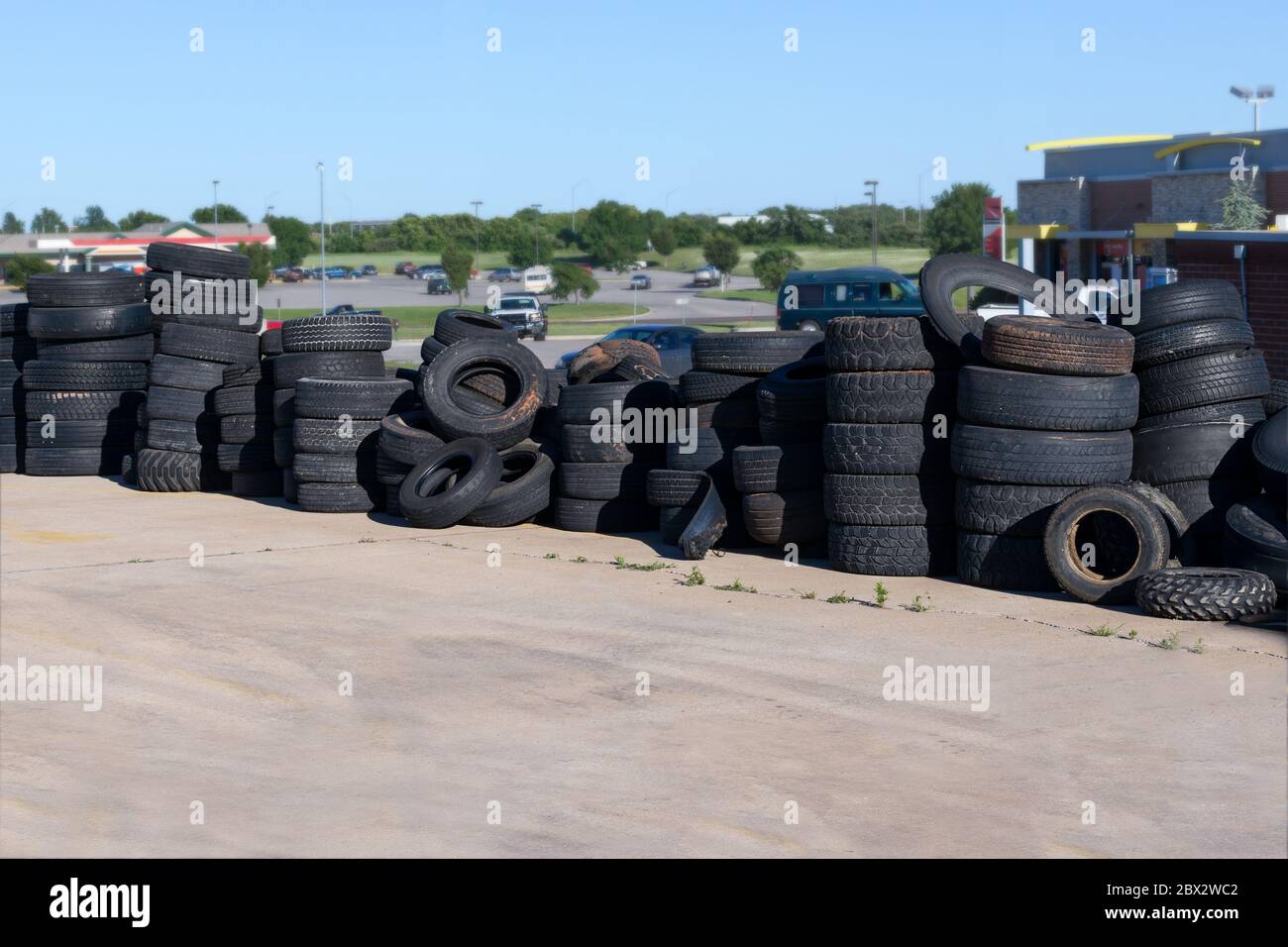 Les pneus de voitures anciennes se sont détériorés au niveau de la pile combinée en attendant d'être détruits. Pile de pneus de camion d'occasion dans l'atelier de réparation de pneus. Ancien pneu du service de réparation automobile Banque D'Images
