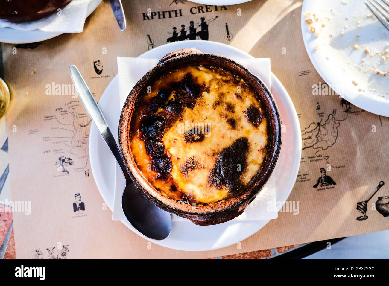 Moussaka traditionnel grec servi à la Taverna en Crète Banque D'Images