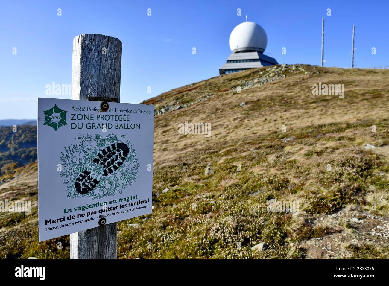 France, Haut-Rhin, Vosges, massif du Grand ballon, sommet de 1424 mètres d' altitude, antenne radar, panneau de protection des sentiers de randonnée  Photo Stock - Alamy