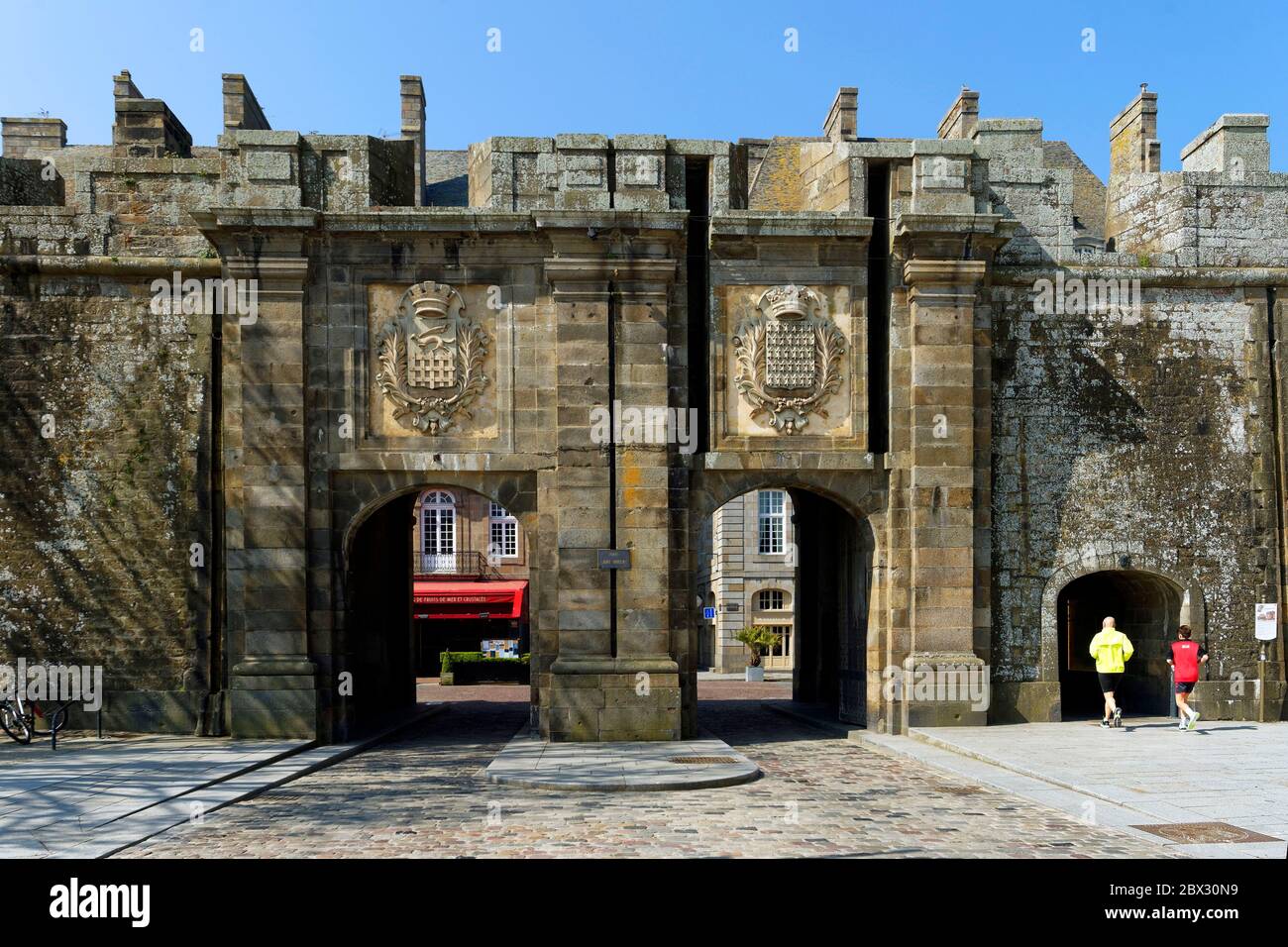 France, Ille et Vilaine, Côte d'Emeraude, Saint Malo, ville fortifiée avec la porte de Saint Vincent Banque D'Images