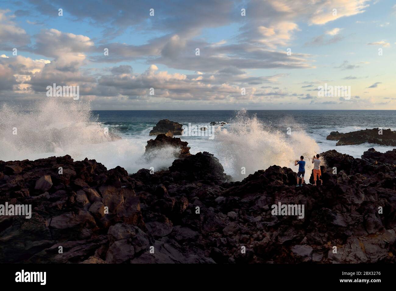 France, Ile de la Réunion (département français d'outre-mer), l'Etang Salé les bains, à l'endroit appelé le Gouffre, roches noires Basaltiques d'origine volcanique touristiques par l'océan Banque D'Images