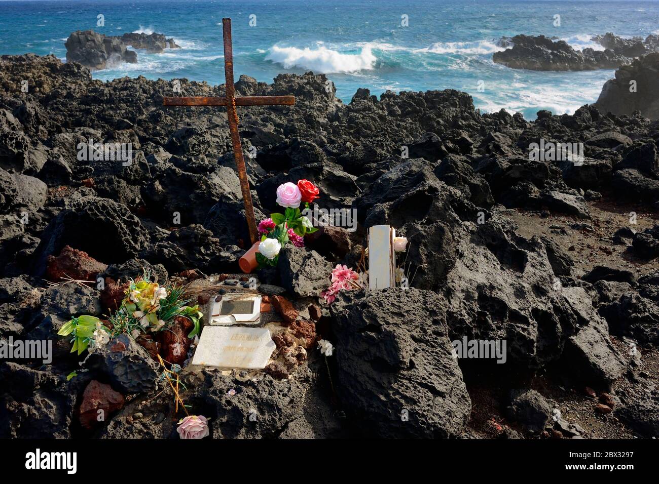 France, Ile de la Réunion (département français d'outre-mer), l'Etang Salé les bains, la côte entre le Gouffre et l'Etang du Gol (Gol Pond), roches noires basaltiques d'origine volcanique tourmentées par l'océan, cénotaphe à la mémoire d'un marin disparu en mer Banque D'Images
