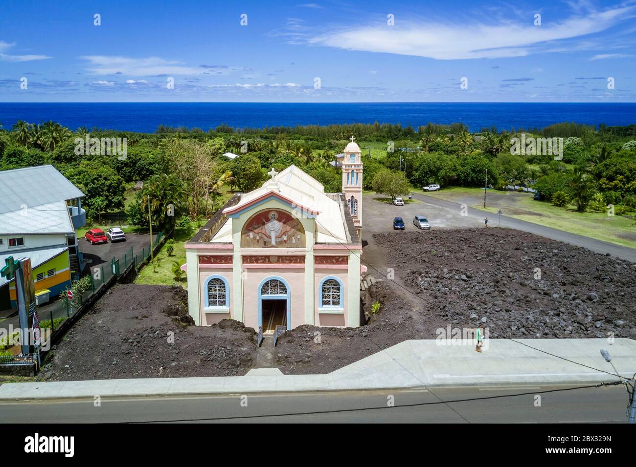 France, Ile de la Réunion (département français d'outre-mer), église notre-Dame-des-Laves de Piton Sainte-Rose épargnée par le flux de lave de 1977 (vue aérienne) Banque D'Images