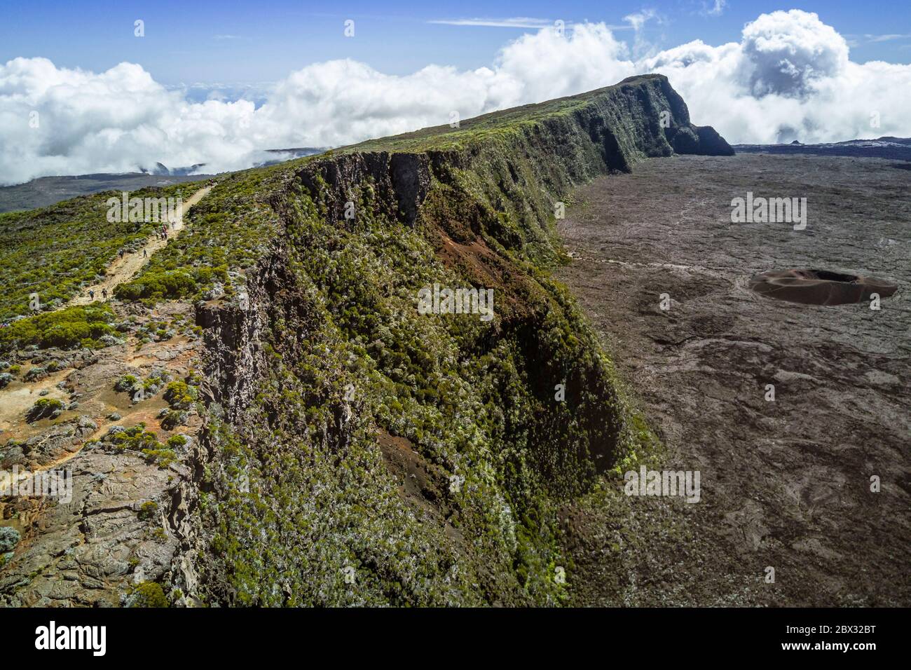 France, Ile de la Réunion (département français d'outre-mer), Parc National de la Réunion classé au patrimoine mondial par l'UNESCO, volcan Piton de la Fournaise, cratère Formica Léo dans la caldeira et falaises du pas de Bellecombe (vue aérienne) Banque D'Images