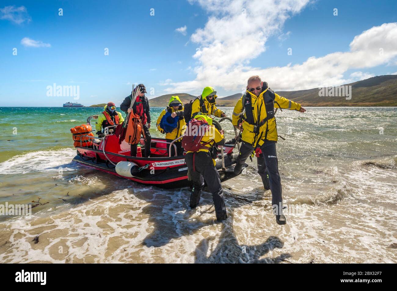 Îles Falkland, île carcasse, atterrissage de l'équipe de recherche scientifique de la société norvégienne Hurtigruten Banque D'Images