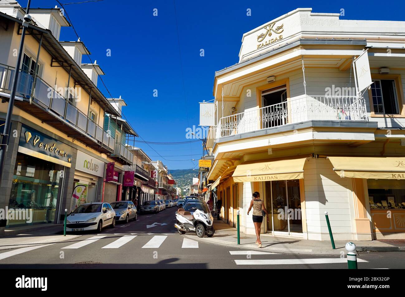 France, Ile de la Réunion (département français d'outre-mer), Saint Denis, rue Jean Chatel au centre ville Banque D'Images