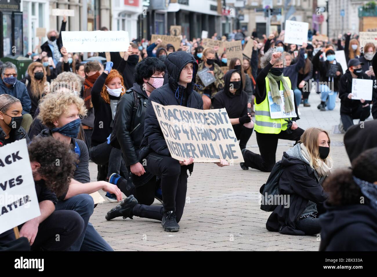 Hereford, Herefordshire, Royaume-Uni – jeudi 4 juin 2020 – les manifestants se débassent pour prendre le genou dans le cadre de la campagne Black Lives Matter ( BLM ), à la mémoire de George Floyd récemment tué par des policiers à Minneapolis, Minnesota, États-Unis. La taille de la foule était estimée à environ 800 personnes. Photo Steven May / Alamy Live News Banque D'Images