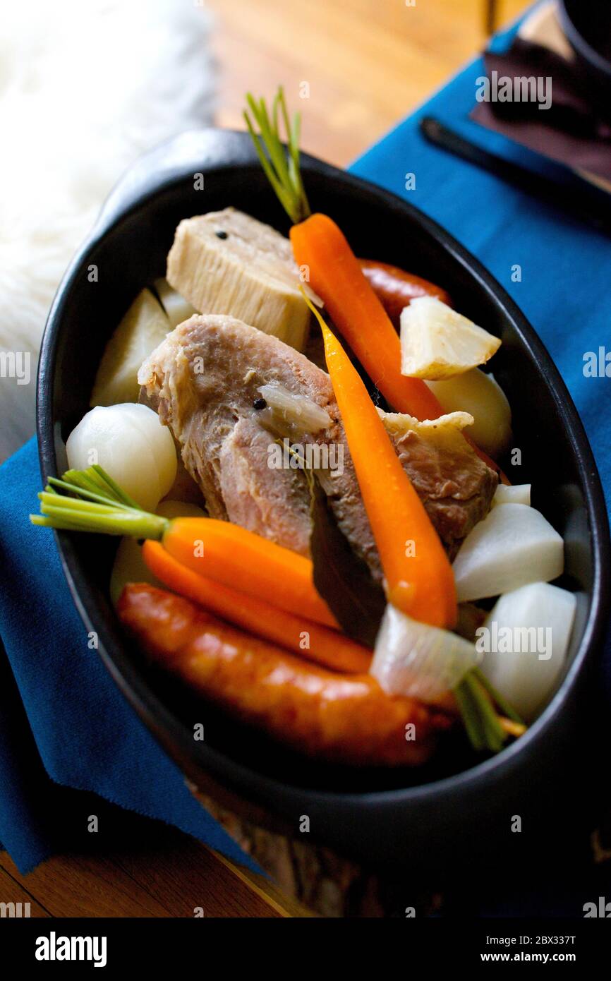 Déjeuner dans une cheminée à hot pot Banque D'Images