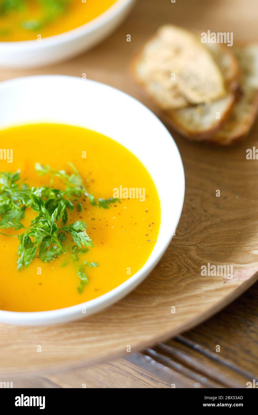 Dîner entre la soupe de carottes à l'amie et le pain grillé au foie gras Banque D'Images