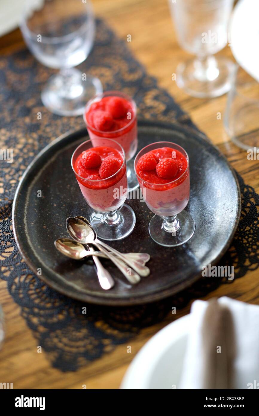 Dîner avec dessert de framboise de petite amie Banque D'Images