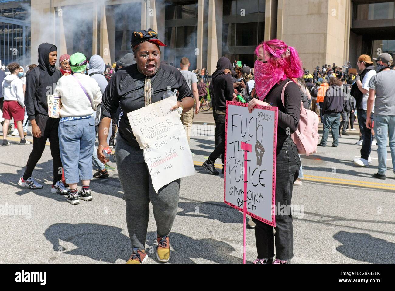 Un visage noir de femmes est enrobé de lait dans les tentatives de neutraliser les effets de la pulvérisation de poivre lors des manifestations à Cleveland, Ohio, USA. Banque D'Images