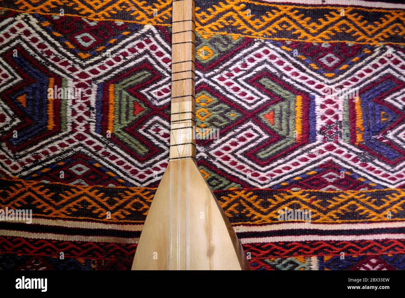 Instrument turc sur le tapis. Saz Baglama. Banque D'Images