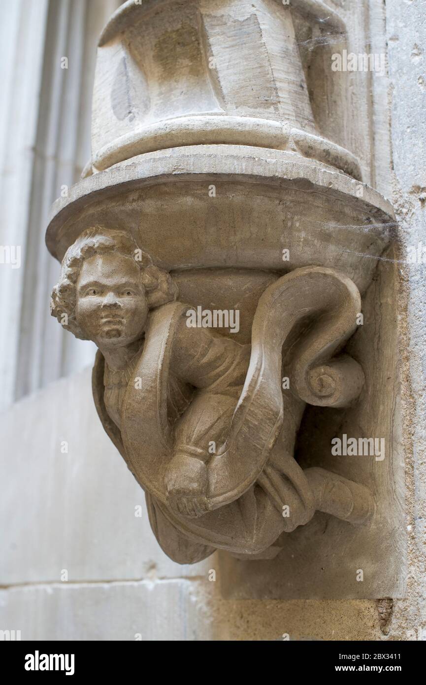 France, Drôme, Valence, la maison des chefs du XVIe siècle au fond de la Grande rue, ancienne demeure, figurine sculptée en appui des retombées d'une fenêtre dans la cour intérieure Banque D'Images