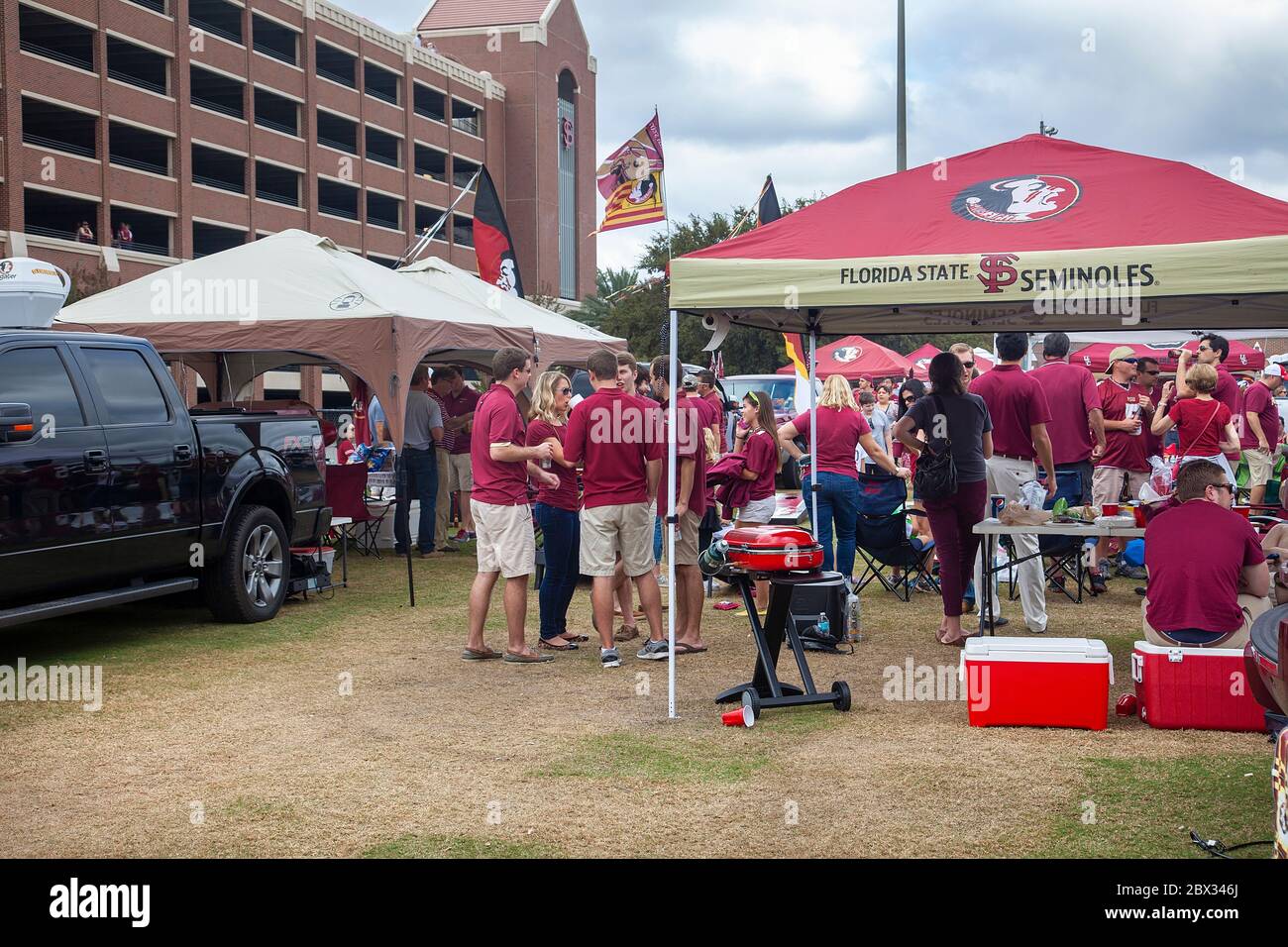 Tallahassee, Floride - 16 novembre 2013 : rassemblement et déferlage des fans pour un match de football de l'État de Floride au stade Doak Campbell. Banque D'Images